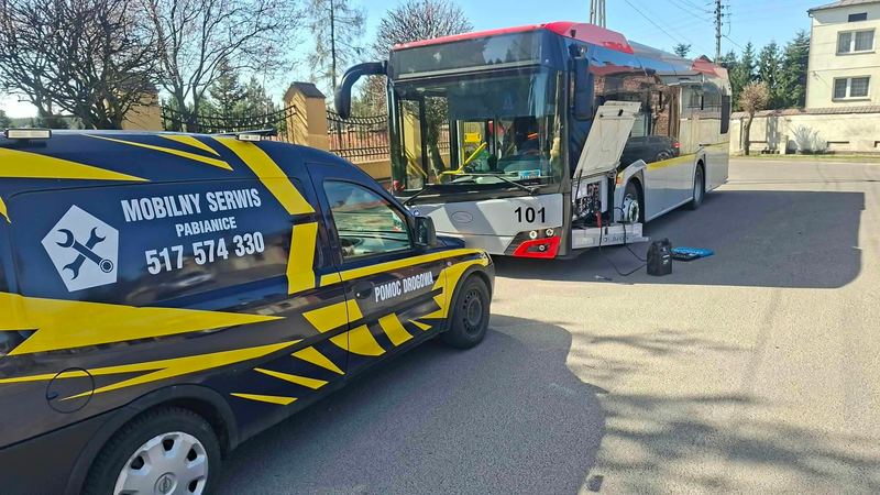 Mobilny serwis Pomocy Drogowej przy autobusie z rozładowanym akumulatorem — Pabianice