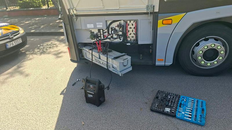 Urządzenie rozruchowe podłączone do akumulatorów autobusu — awaryjne odpalanie, Pabianice
