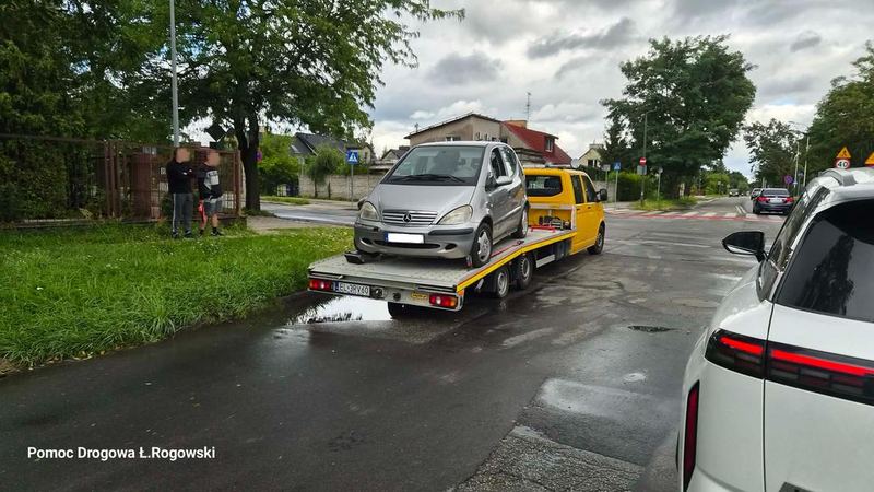 Laweta zabiera auto po awarii z osiedla — Pabianice