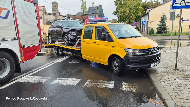 Żółta laweta Pomocy Drogowej Łukasz Rogowski z rozbitym SUV-em po kolizji, obok straż pożarna — Pabianice