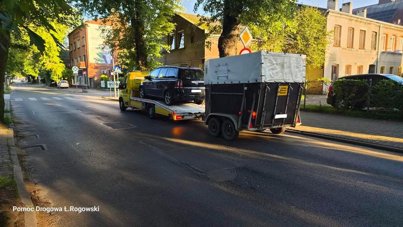 Laweta z przyczepą w transporcie ulicą — Pabianice