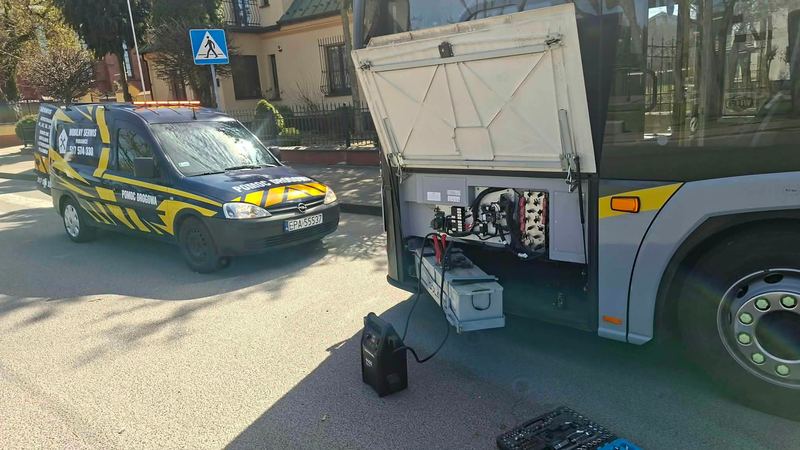 Awaryjny rozruch autobusu z urządzenia rozruchowego — pomoc drogowa Pabianice