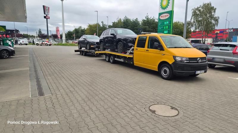 Transport dwóch samochodów lawetą z przyczepą — Pomoc Drogowa Łukasz Rogowski, Pabianice
