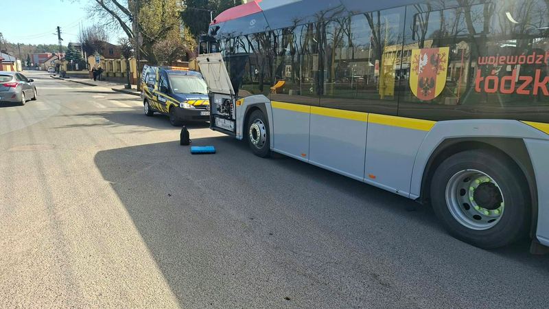 Van Pomocy Drogowej przy autobusie podczas awaryjnego odpalania — Pabianice